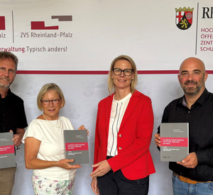 Übergabe der zweiten Auflage „Allgemeines Verwaltungsrecht für Studium, Ausbildung und Praxis" an der Hochschule für öffentliche Verwaltung Rheinland-Pfalz