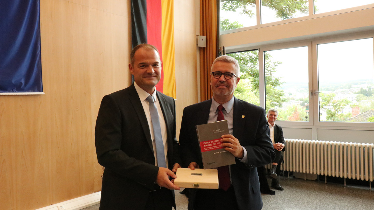 Der stellvertretende HöV-Direktor Dirk Roselt übergab Klaus Weisbrod die neue Ausgabe der Mayener Schriftenreihe.