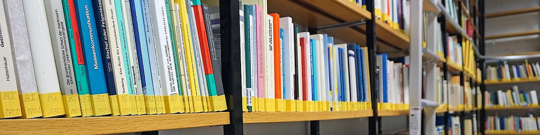 Bücheregal mit vielen Büchern in einer Bibliothek