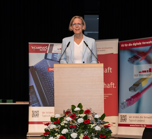 Ansprache von Staatssekretärin Simone Schneider.