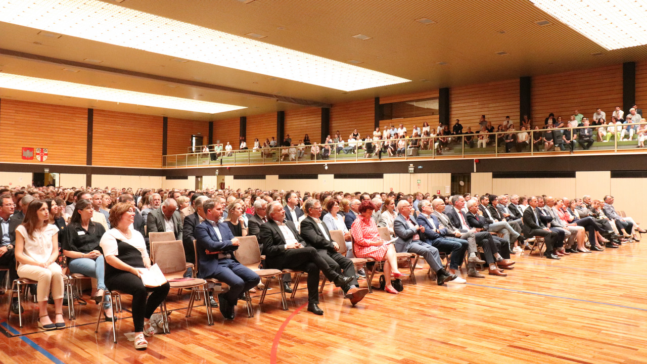 Foto in der Rheinlandhalle mit den Absolventinnen, Absolventen und Gästen.