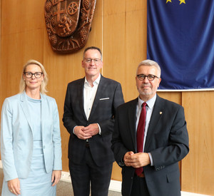 v. l. HöV-Direktorin Alice Schmidt, Innenminister Michael Ebling und Klaus Weisbrod