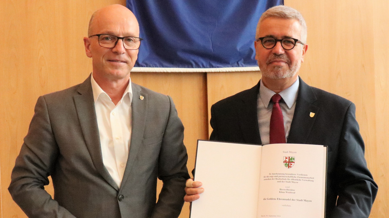 Oberbürgermeister der Stadt Mayen Dirk Meid verlieh Klaus Weisbrod die Goldene Ehrennadel der Stadt Mayen.