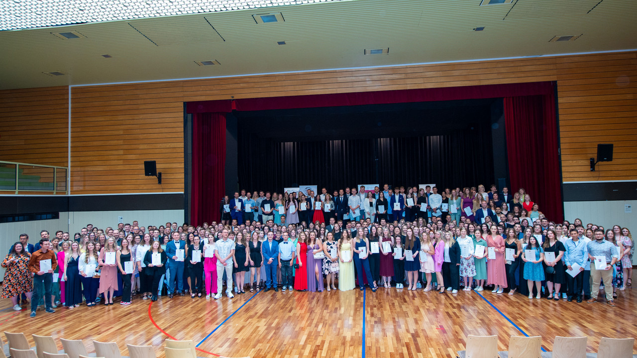 Gruppenfoto der Absolventinnen und Absolventen.