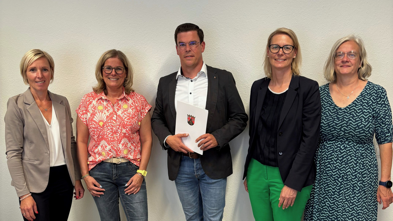 Waltraud Leich (Verwaltungsleiterin), Sandra Hering (Personalrat), Sebastian Hermann, Alice Schmidt (Direktorin) sowie Ursula Jahr (Gleichstellungsbeauftragte) stehen nebeneinander vor einer weißen Wand