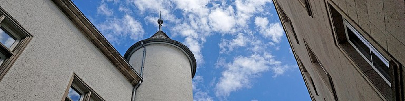 Turm am Hauptgebäude mit blauem Himmel.